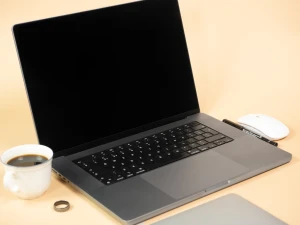 widok-z-przodu-macbook-pro-16-2023-m2-a2780-laptop-poleasingowy.webp
