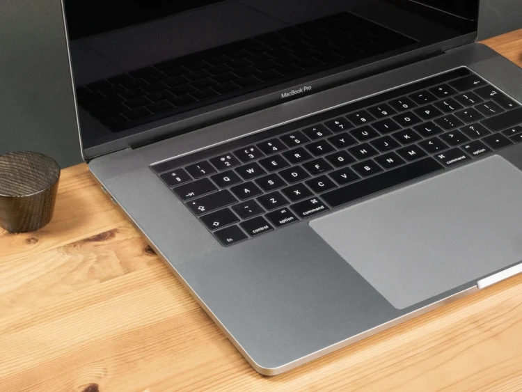 MacBook-Pro-15-2018-2019-rok-model-a1990-widok-z-lewej-strony.webp