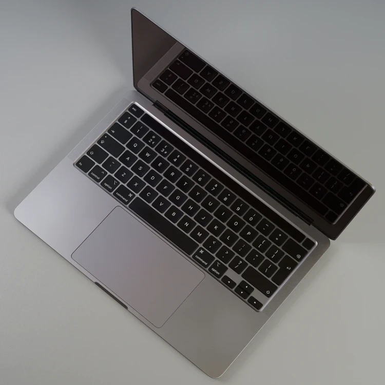 macbook-pro-13-2020-laptop-poleasingowy-a2289-z-gory.webp