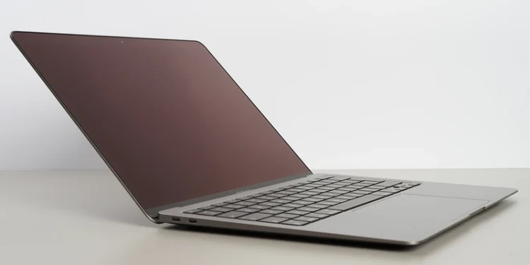macbook-air-13-2020-laptop-poleasingowy-a2337-porty-usb.webp