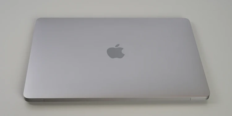 macbook-air-13-2020-laptop-poleasingowy-a2337-klapa.webp