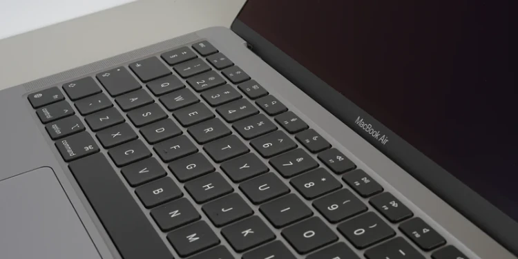 macbook-air-13-2020-laptop-poleasingowy-a2337-klawiatura.webp