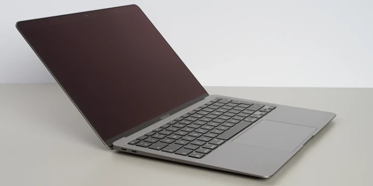 macbook-air-13-2020-laptop-poleasingowy-a2337-bok.webp