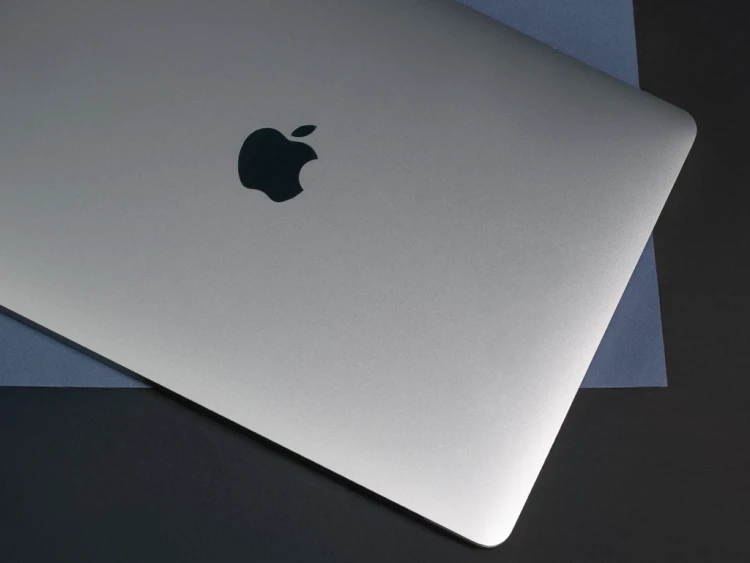 logo-apple-Macbook-Pro-13-2020-M1-A2338-Laptop-Poleasingowy.webp.webp