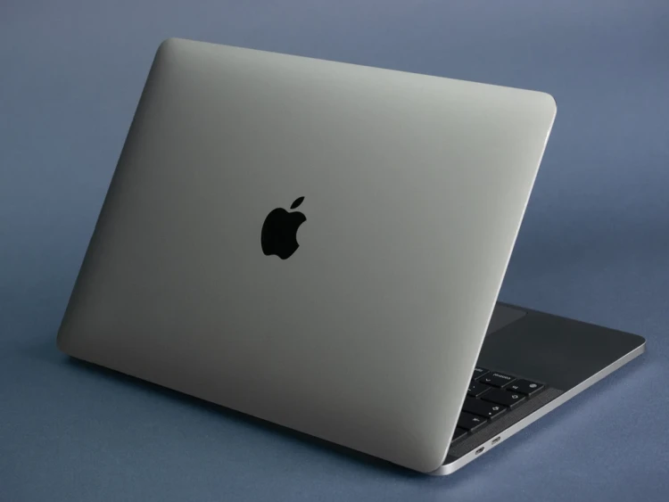 widok-z-tylu-Macbook-Pro-13-2020-M1-A2338-Laptop-Poleasingowy.webp.webp