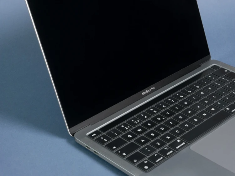 porty-z-lewej-strony-Macbook-Pro-13-2020-M1-A2338-Laptop-Poleasingowy.webp.webp