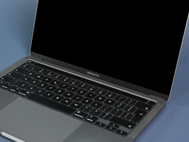 porty-z-prawej-strony-Macbook-Pro-13-2020-M1-A2338-Laptop-Poleasingowy.webp.webp
