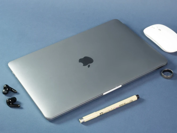 widok-z-gory-Macbook-Pro-13-2020-M1-A2338-Laptop-Poleasingowy.webp.webp