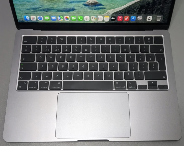 macbook-air-13.6-a2681-2022-laptop-poleasingowy-klawiatura.webp