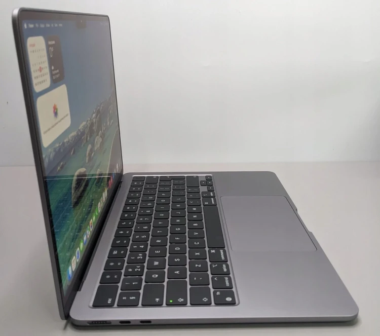 macbook-air-13.6-a2681-2022-laptop-poleasingowy-porty-lewa-strona.webp