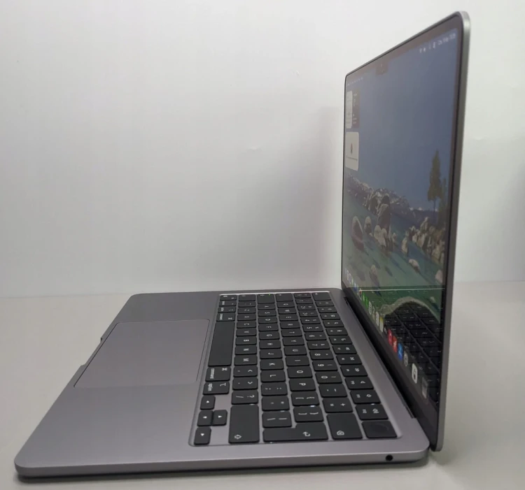 macbook-air-13.6-a2681-2022-laptop-poleasingowy-porty-prawa-strona.webp