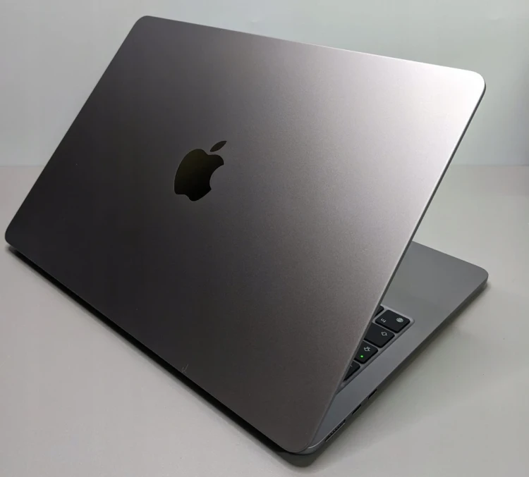 macbook-air-13.6-a2681-2022-laptop-poleasingowy-tyl-obudowy-lewa.webp