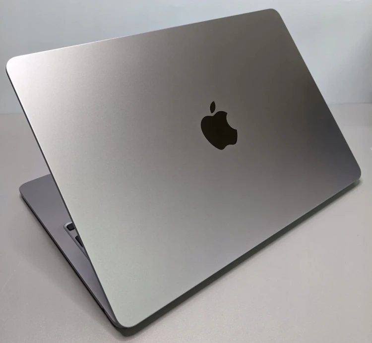 macbook-air-13.6-a2681-2022-laptop-poleasingowy-tyl-obudowy-prawa.webp