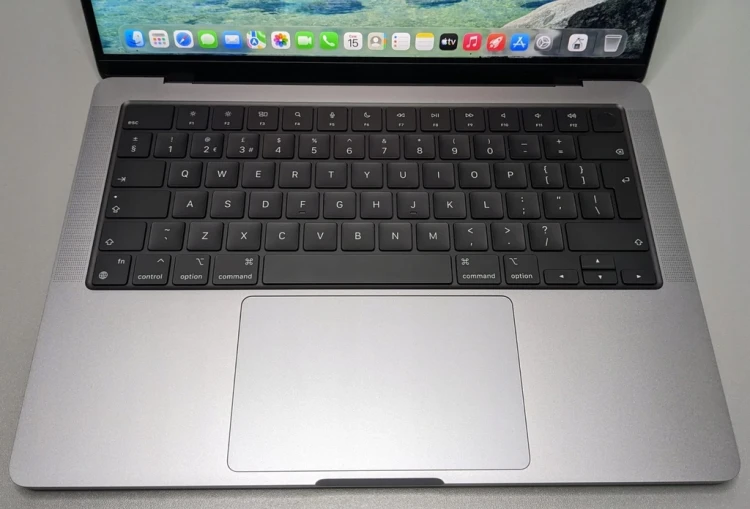 macbook-pro-14-a2779-2023-laptop-poleasingowy-klawiatura.webp
