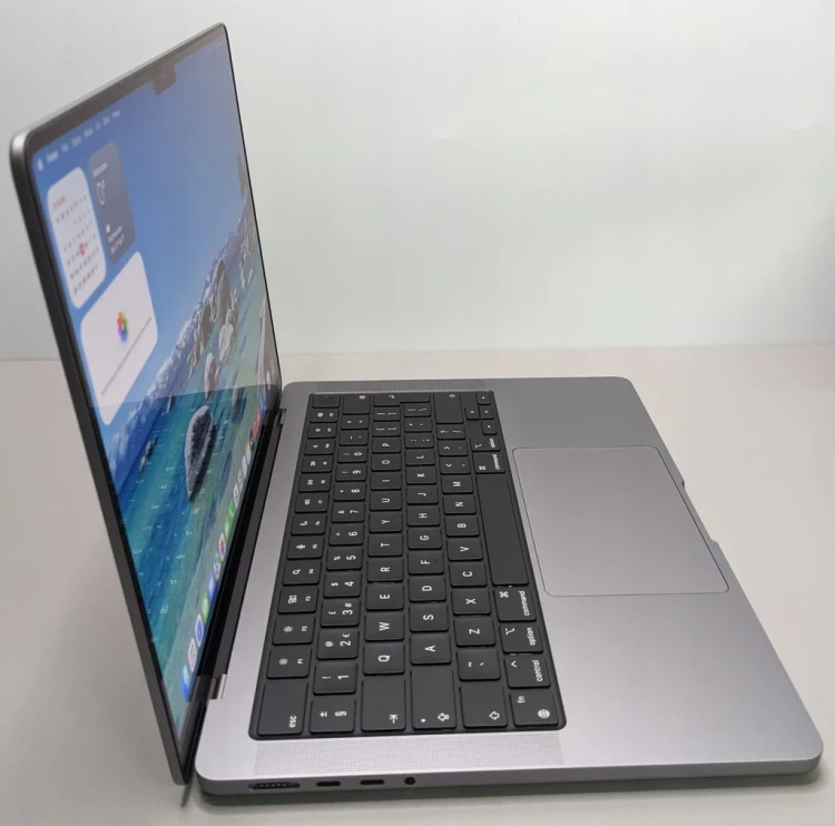 macbook-pro-14-a2779-2023-laptop-poleasingowy-porty-lewa-strona.webp