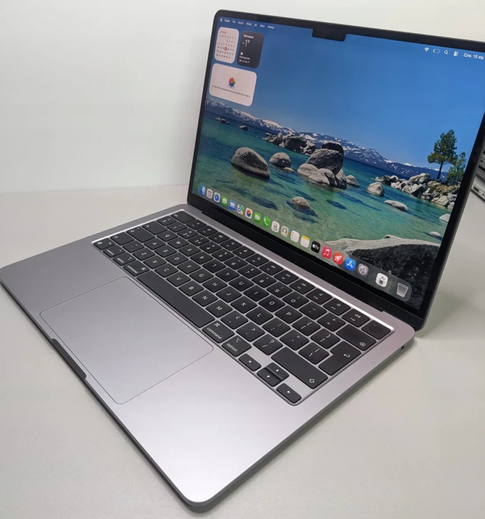 macbook-air-13,6-a3133-2023-laptop-poleasingowy-klawisze.jpg