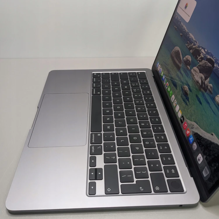 macbook-air-13,6-a3133-2023-laptop-poleasingowy-wejscia-prawa-strona