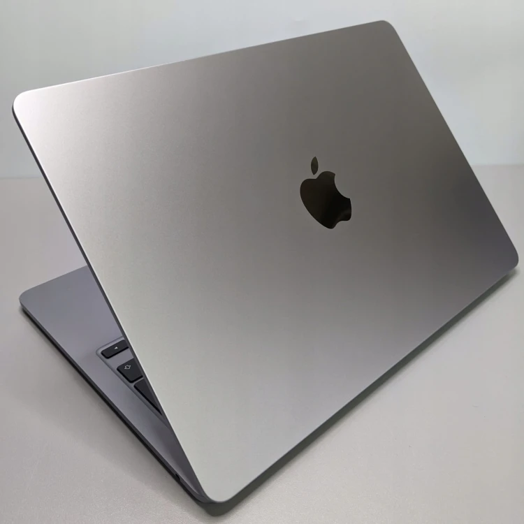 macbook-air-13,6-a3133-2023-laptop-poleasingowy-klapa-tyl-prawa.jpg