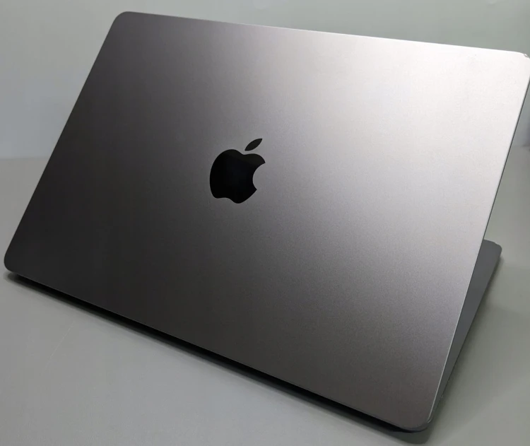 macbook-air-13,6-a3133-2023-laptop-poleasingowy-klapa-tyl-lewa.jpg