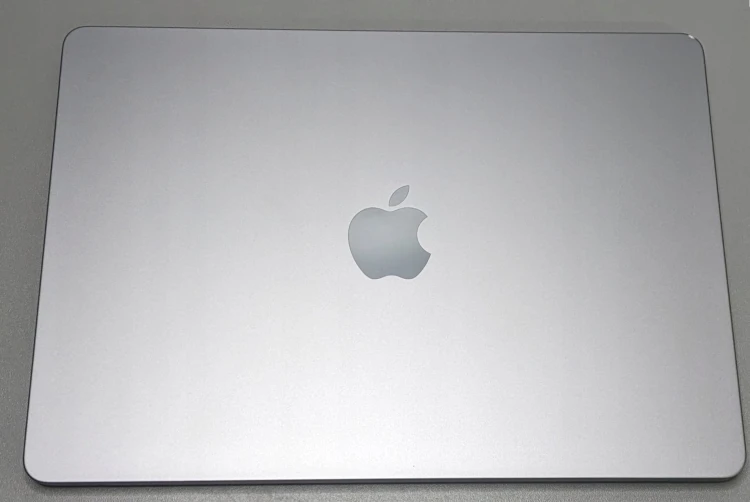 macbook-air-13,6-a3133-2023-laptop-poleasingowy-klapa.jpg