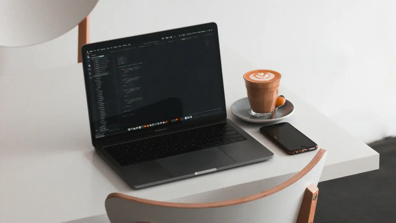 Tani MacBook — Jaki model wybrać? Najlepsze laptopy Apple do 2000 zł