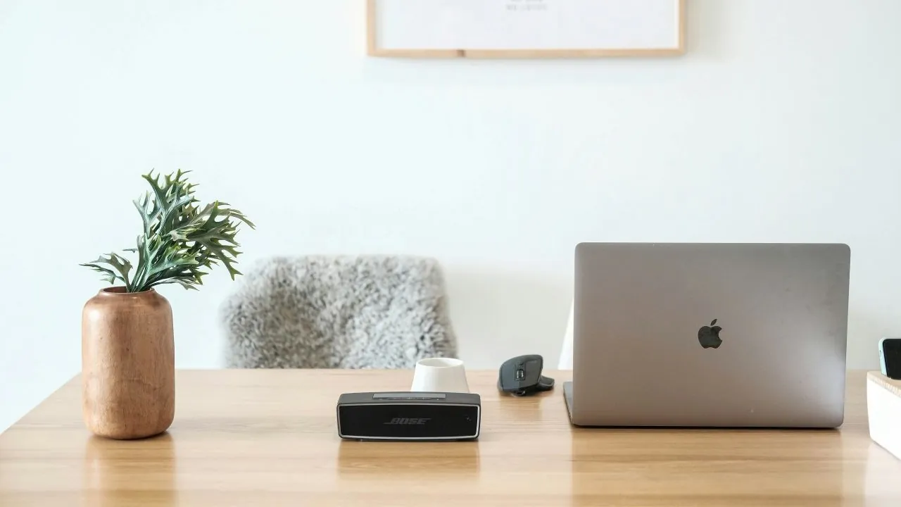 Czy warto kupić MacBooka Poleasingowego w 2025 roku? Porównanie